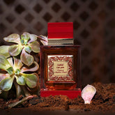Red en goud parfumfles met een sierlijk label voor Velvet Amber Oud Parfumspray